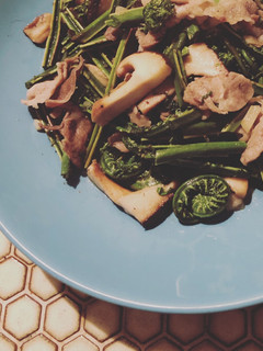 こごみと豚肉と椎茸を炒めた美味しいやつ。-レシピのメイン写真
