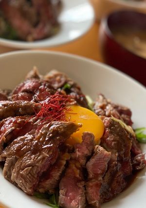 牛ステーキ肉で焼肉丼-レシピのメイン写真