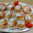 レンジで作る簡単苺シュークリーム