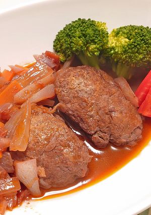 赤ワインで濃厚に!*煮込みハンバーグ-レシピのメイン写真