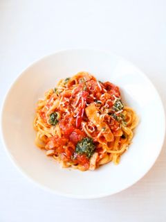 トマトソースで簡単【ベーコントマトパスタ-レシピのメイン写真