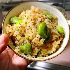 รูปของ 空豆と塩昆布の混ぜごはん
