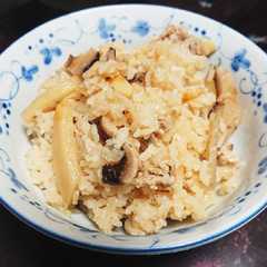 รูปของ 旬のたけのこと肉ごぼうの炊き込みご飯