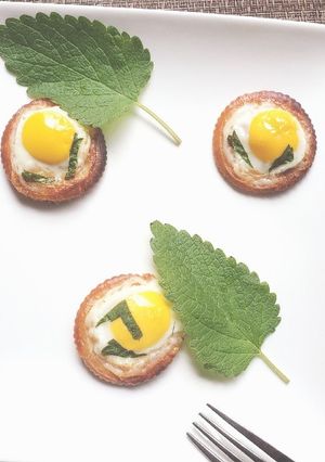 うずら目玉焼クラッカー!レモンバームのせ-レシピのメイン写真