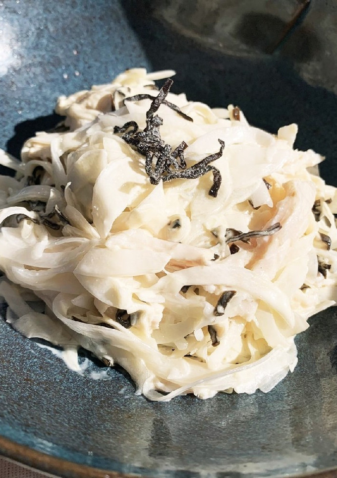 新玉ねぎとサラダチキンの塩昆布マヨ和え-レシピのメイン写真