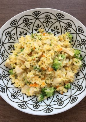 簡単、卵とサラダチキンの具沢山チャーハン-レシピのメイン写真