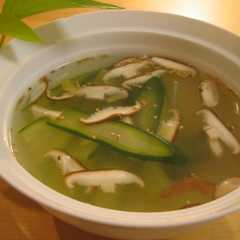 A picture of きゅうりとしいたけ生姜の夏スープ.