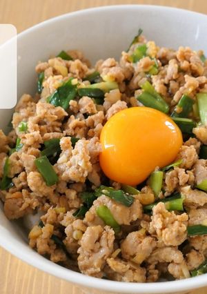 スタミナ満点！豚ひき肉のニラ味噌丼-レシピのメイン写真