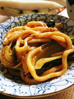 鍋底に残ったチキンカレーで焼きうどん-レシピのメイン写真