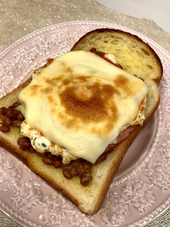 栄養たっぷり!チー玉のせ納豆トースト-レシピのメイン写真