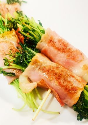 春レシピ☆巻いて焼くだけ豆苗ベーコン巻き-レシピのメイン写真