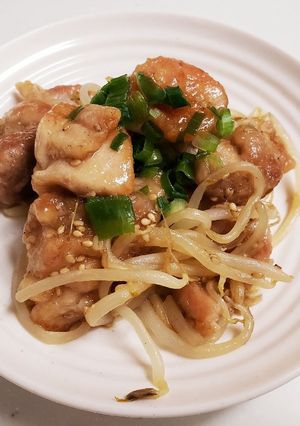 鶏肉ともやしの甘辛ごま炒め by 七慰（なない） 【クックパッド】 簡単