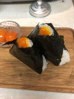 簡単!*専門店風の醤油漬け卵黄おにぎり-レシピのメイン写真