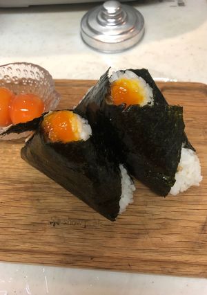 簡単！＊専門店風の醤油漬け卵黄おにぎり-レシピのメイン写真