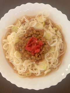 簡単!暑い時にピッタシ✨梅納豆ネギうどん-レシピのメイン写真