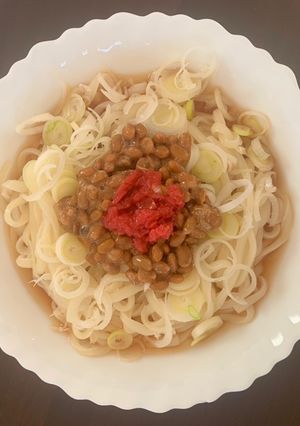 簡単!暑い時にピッタシ✨梅納豆ネギうどん-レシピのメイン写真