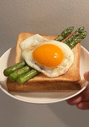 アスパラ目玉焼きトースト-レシピのメイン写真