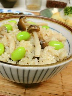 簡単☆しめじと枝豆の炊き込みご飯-レシピのメイン写真
