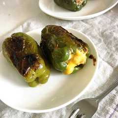 รูปของ まるごとピーマン肉詰め チーズ入り