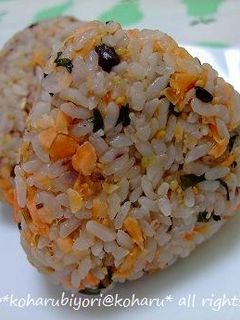 **自家製鮭そぼろdeおにぎり**-レシピのメイン写真