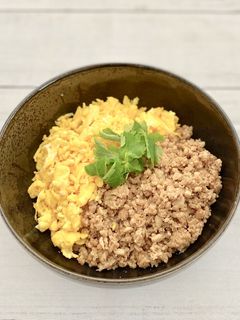 子供大好き♪鶏のそぼろ2色丼-レシピのメイン写真