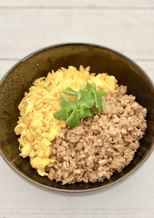 子供大好き♪鶏のそぼろ２色丼-レシピのメイン写真