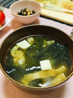 簡単・豆腐と油揚げとワカメのお味噌汁-レシピのメイン写真