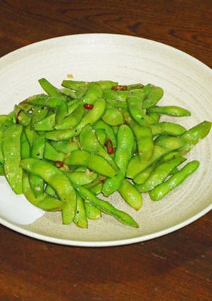 箸で食べる枝豆-レシピのメイン写真