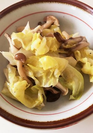 キャベツとキノコのガリバタ炒め-レシピのメイン写真