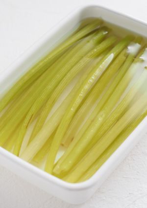 色よく仕上げるコツあり。ふきの下ゆで-レシピのメイン写真