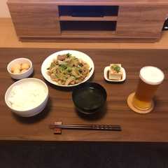 รูปของ 牛肉小松菜玉ねぎカレー塩炒め、里芋の煮物