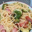緑の夏野菜とフランクフルトのピリ辛パスタ