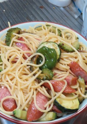 緑の夏野菜とフランクフルトのピリ辛パスタ-レシピのメイン写真