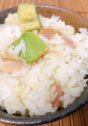 楽々アボカドとベーコンの炊き込みご飯-レシピのメイン写真