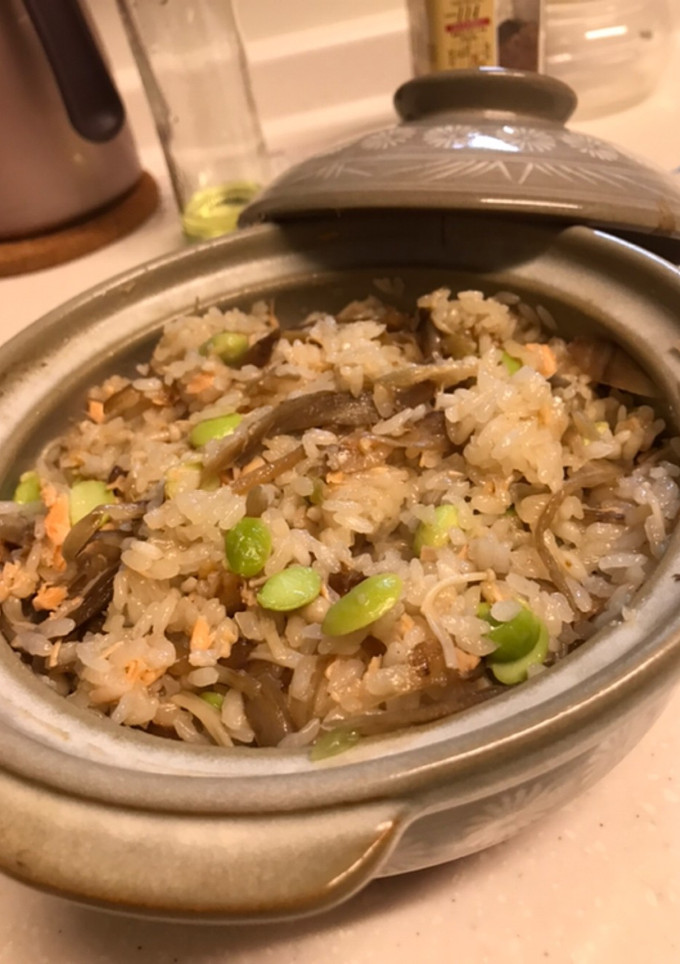土鍋で作る鮭とごぼうの炊き込みご飯-レシピのメイン写真