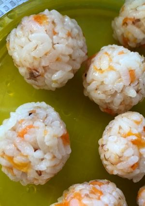 離乳食、幼児食 にんじんごはんのおにぎり-レシピのメイン写真