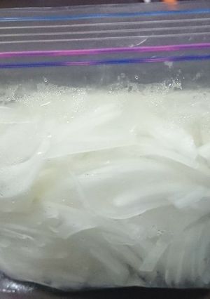 新玉ねぎスライスは保存袋にストック-レシピのメイン写真