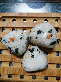 コロンっ!鮭わかめにすりゴマのおにぎり!-レシピのメイン写真