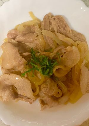 簡単！豚バラと玉ねぎのバターポン酢炒め-レシピのメイン写真
