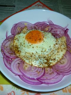 アーリーレッドのサラダ・目玉焼き載せ-レシピのメイン写真