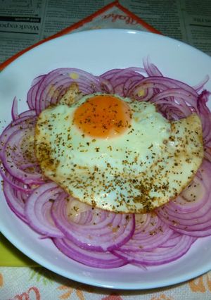 アーリーレッドのサラダ・目玉焼き載せ-レシピのメイン写真