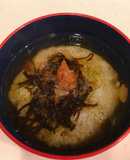 粉末緑茶で、塩昆布、おかか、梅のお茶漬け