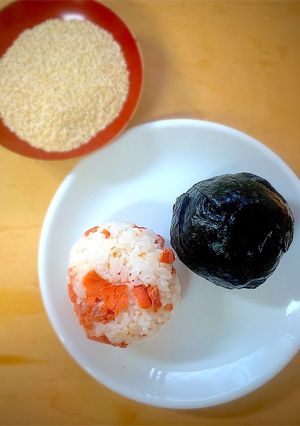 粟ご飯で作る三角海苔のコロコロ鮭むすび-レシピのメイン写真