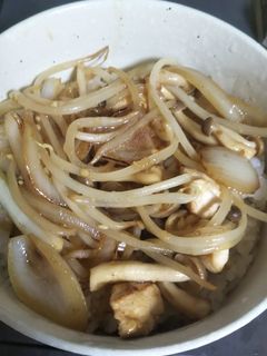 簡単、焼肉のたれ丼!鶏肉、玉葱などで-レシピのメイン写真