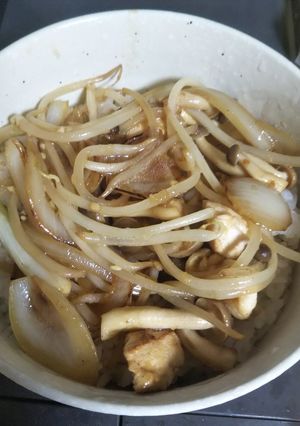 簡単、焼肉のたれ丼！鶏肉、玉葱などで-レシピのメイン写真