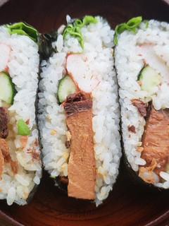 まぐろステーキカニカマきゅうりおにぎらず-レシピのメイン写真