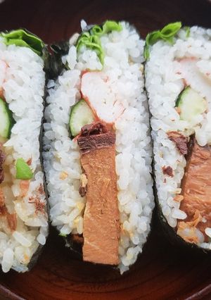 まぐろステーキカニカマきゅうりおにぎらず-レシピのメイン写真