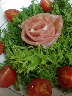 葉物野菜とトマト、生ハムのバラのサラダ♪-レシピのメイン写真