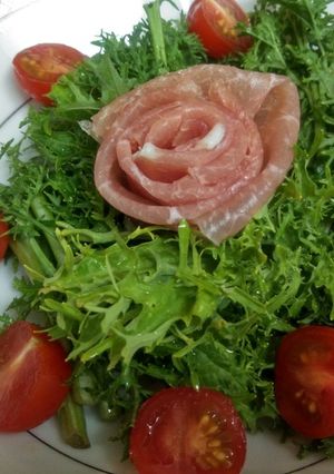 葉物野菜とトマト、生ハムのバラのサラダ♪-レシピのメイン写真