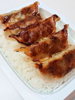 パックご飯で作る「全部乗せ冷凍餃子ご飯」-レシピのメイン写真